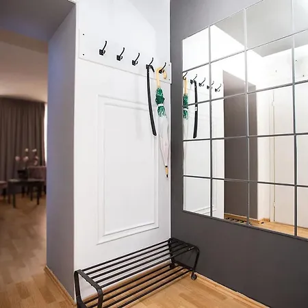 Stylish 2-bedroom On The Eu Side アパート