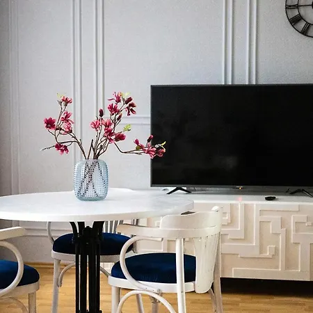 Stylish 2-bedroom On The Eu Side Apartment *