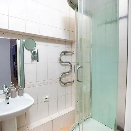 Stylish 2-bedroom On The Eu Side Apartment *